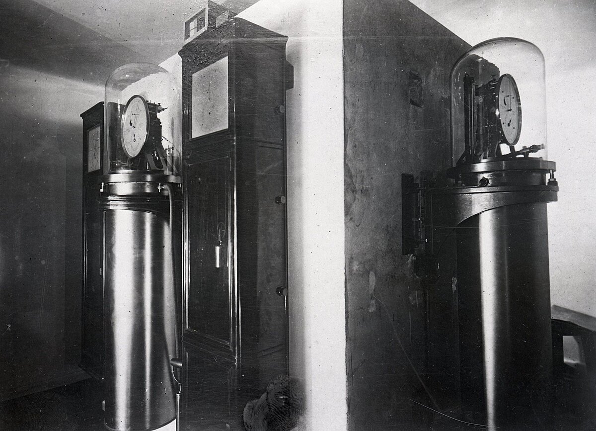 Pulksteņu pagrabs, 1924. gada decembris. Foto: LU Muzeja krājums Pulksteņu pagrabs, 1924. gada decembris. Foto: LU Muzeja krājums