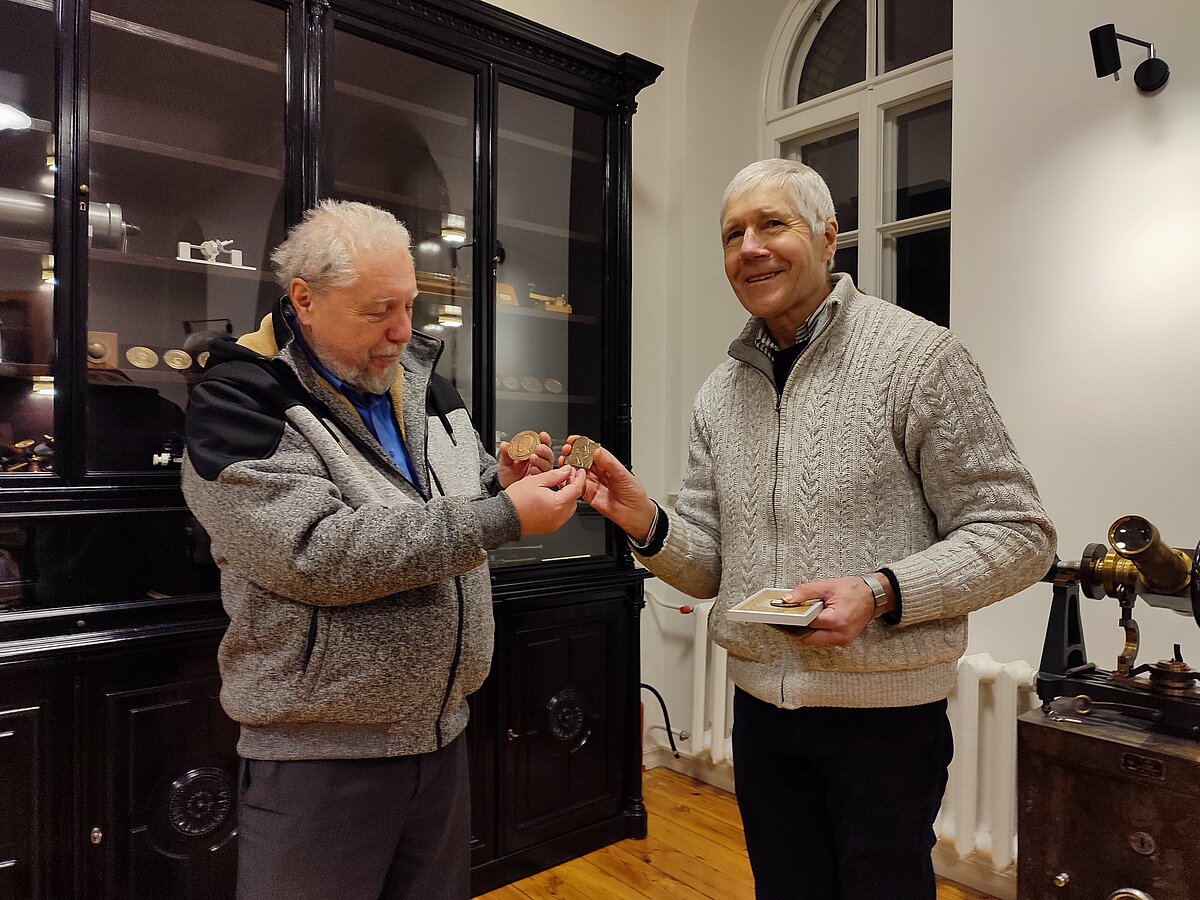 Mākslinieks Jānis Strupulis dāvina LU Muzejam savas medaļas. Foto: Mārtiņš Gills Mākslinieks Jānis Strupulis dāvina LU Muzejam savas medaļas. Foto: Mārtiņš Gills
