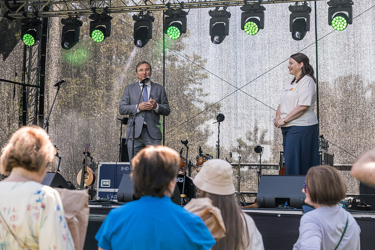 Foto: Toms Grīnbergs, LU Uz skatuves LU rektors prof. Gundars Bērziņš un LU LFMI direktore Eva Eglāja Kristsone