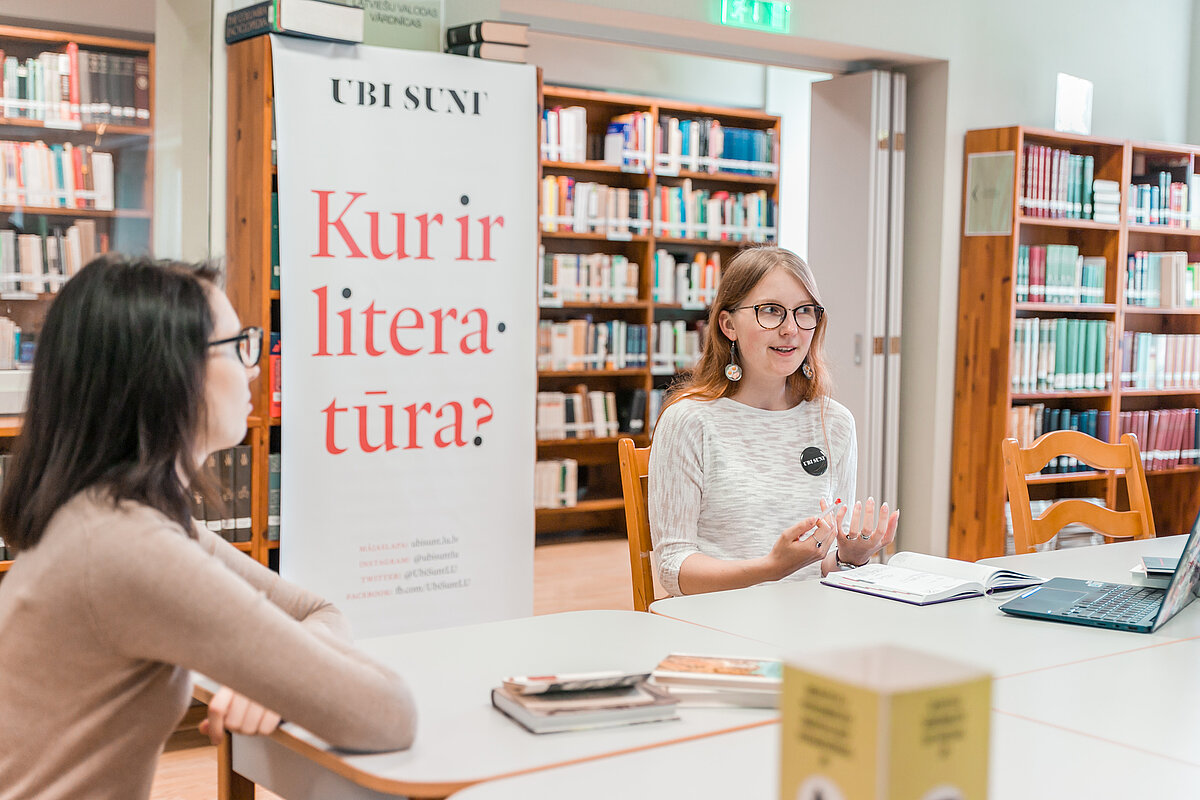 Humanitāro zinātņu fakultātes studentes. © Foto: Toms Grīnbergs, Latvijas Universitātes Komunikācijas departaments Humanitāro zinātņu fakultātes studentes bibliotēkā