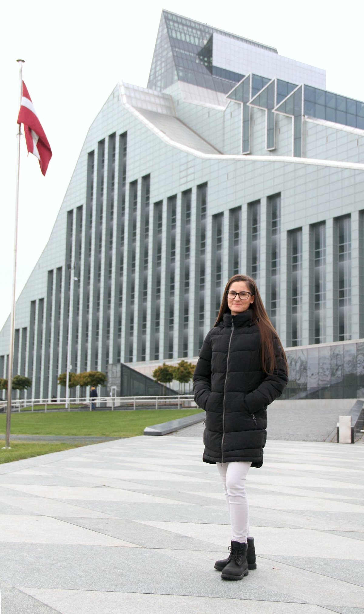 Vēsturniece Inna Gīle pie Latvijas Nacionālās bibliotēkas Rīgā. Foto: Edgars Lācis, 08.10.2019.