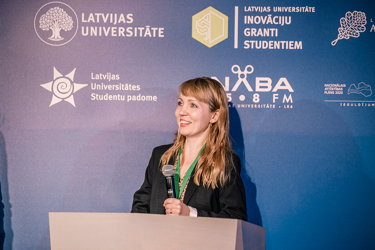 Latvijas Universitātes Bioloģijas fakultātes Mikrobioloģijas un biotehnoloģijas katedras pētniece Anete Borodušķe. © Foto: Māris Greidāns