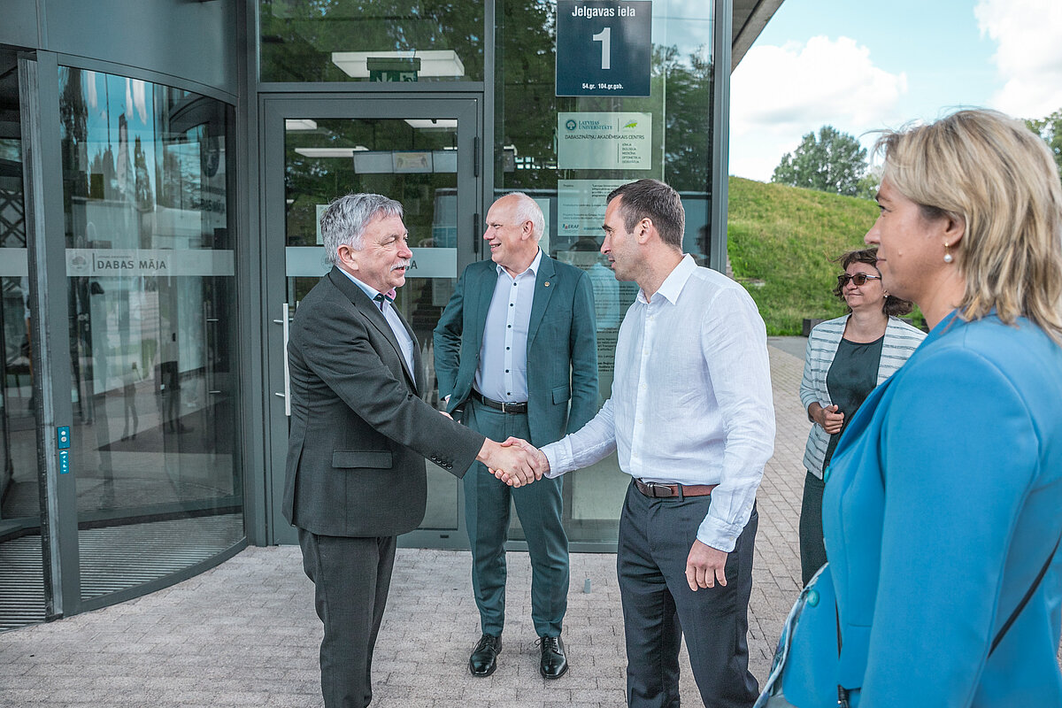 Mārtiņa Staķa vizītes laikā LU Akadēmiskajā centrā 2021. gada augustā. Indriķis Muižnieks, Andris Sarnovičs, Mārtiņš Staķis
