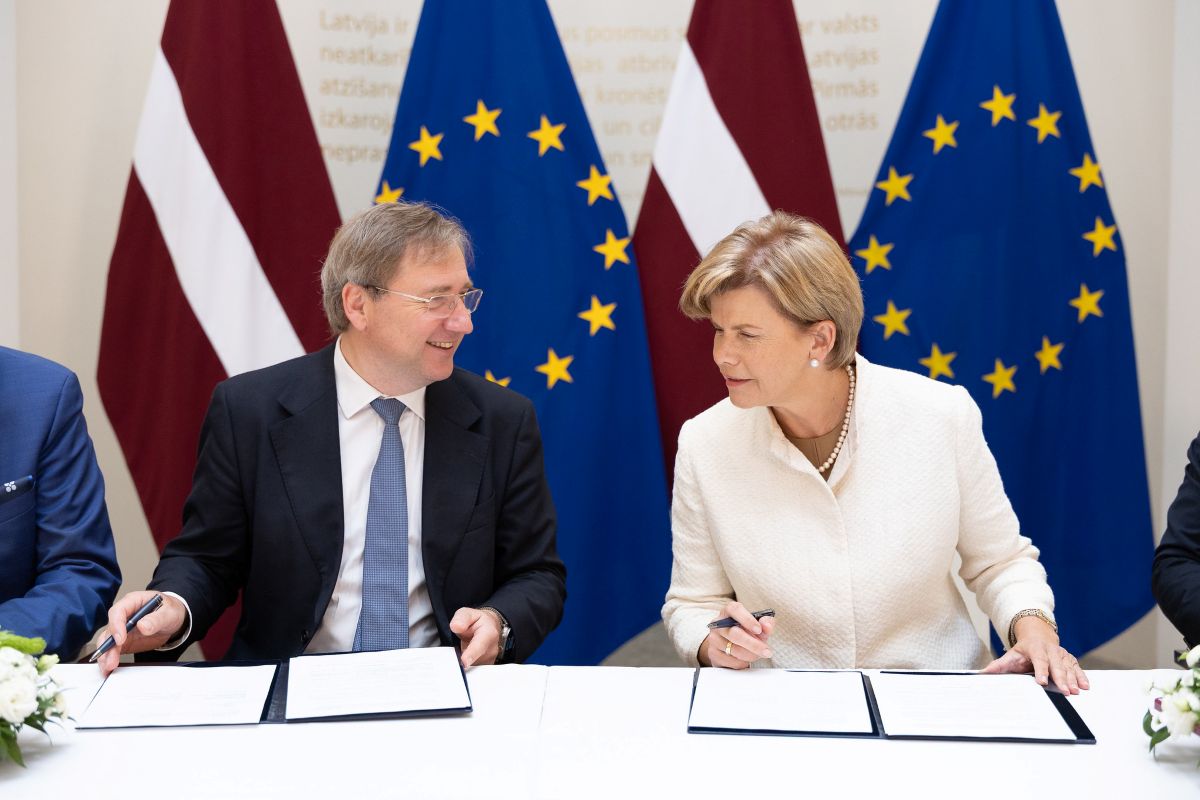 Foto: Laura Celmiņa, Ārlietu ministrija LU rektors prof. Gundars Bērziņš un ārlietu ministre Baiba Braže