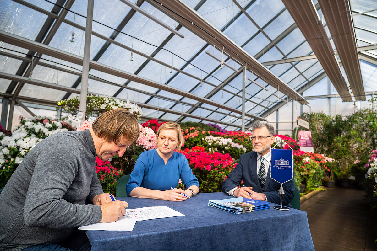 Left: executive director of VENDEN Aldis Škutāns, executive director of the UL Foundation Laila Kundziņa, director of the Botanical Garden of UL Uldis Kondratovičs.